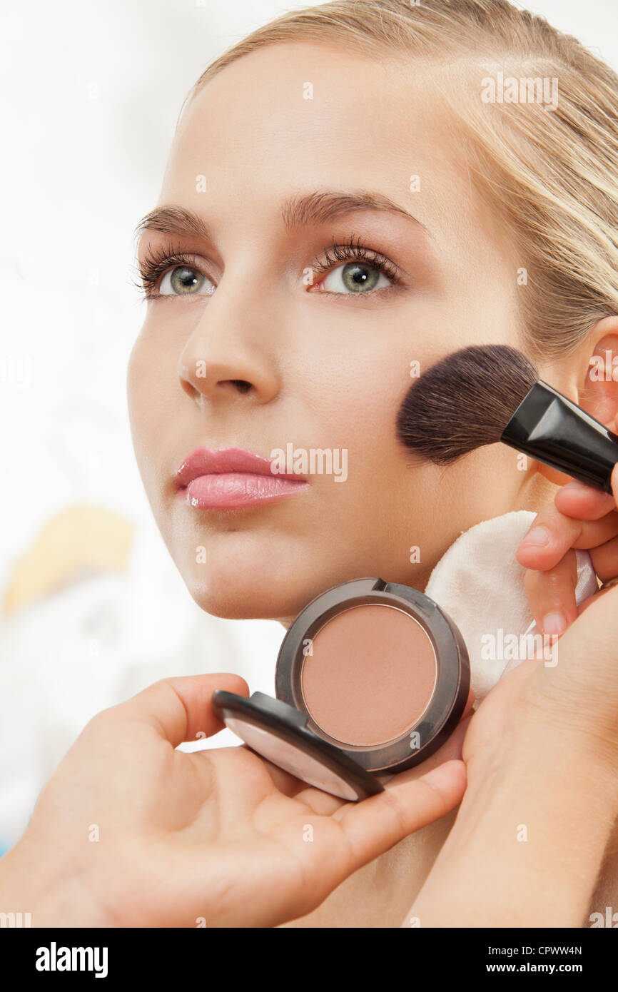 Make-up Artist gelten Rouge auf die Wangen mit Rouge-Pinsel Stockfoto