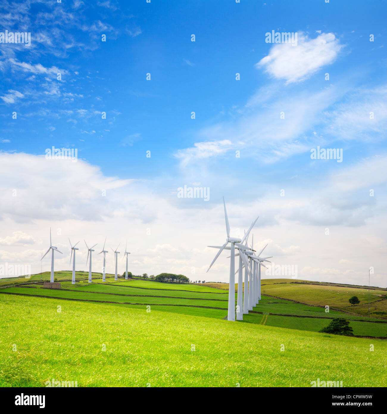 Doppelreihe von Windkraftanlagen an Royd Moor Wind Farm, Penistone, Yorkshire. Stockfoto