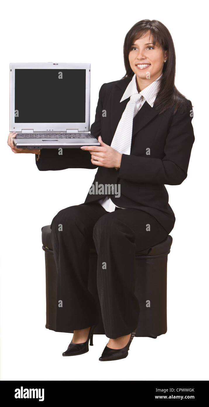 Lächelnde Geschäftsfrau präsentiert etwas zu ihrem Notebook. Leeren Laptop-Bildschirm, dort Ihre Inhalte zu setzen. Stockfoto