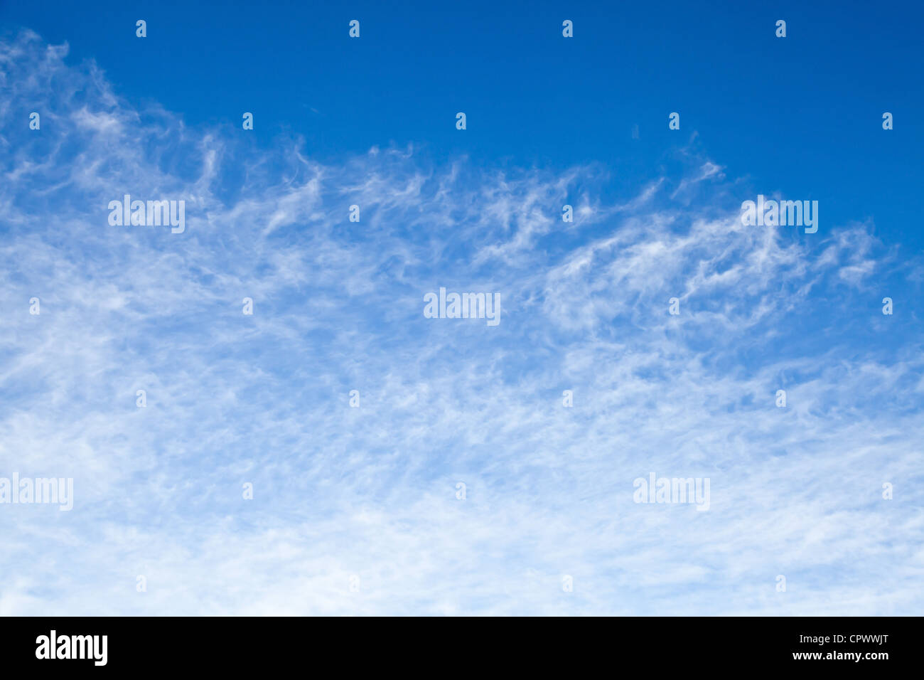Leichte Wind Wolken am blauen Himmel Stockfoto