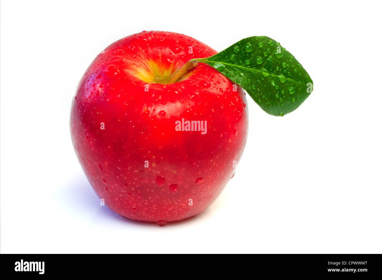 Roter Apfel mit grünem Blatt isoliert auf weißem Hintergrund. Tau auf apple Stockfoto