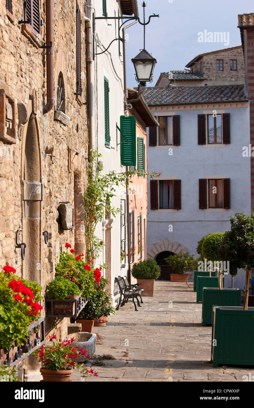 Rödertor Straßenszene in alten Hügel Stadt Montalcino, Val D'Orcia, Toskana, Italien Stockfoto