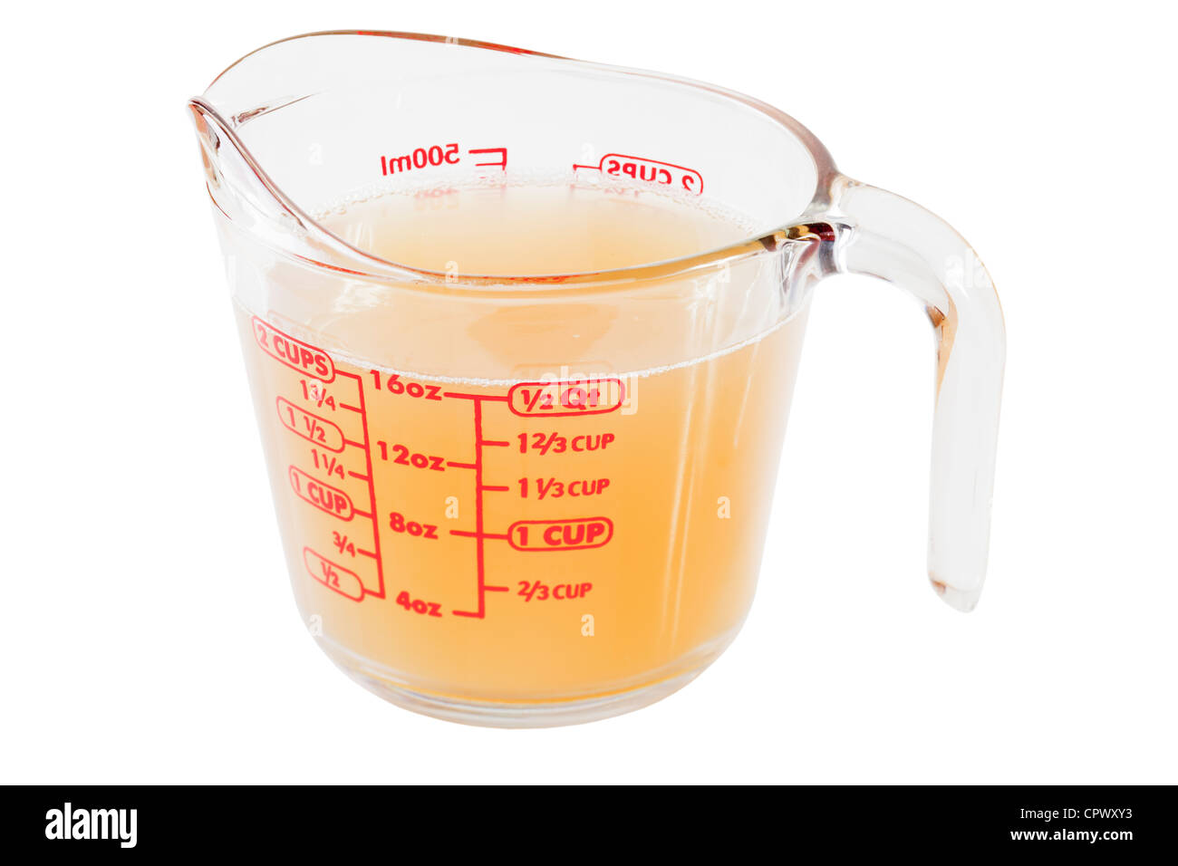 Eine Messung von Glas Krug mit Hühnerbrühe, die Grundlage für jede gute hausgemachte Suppe. Stockfoto