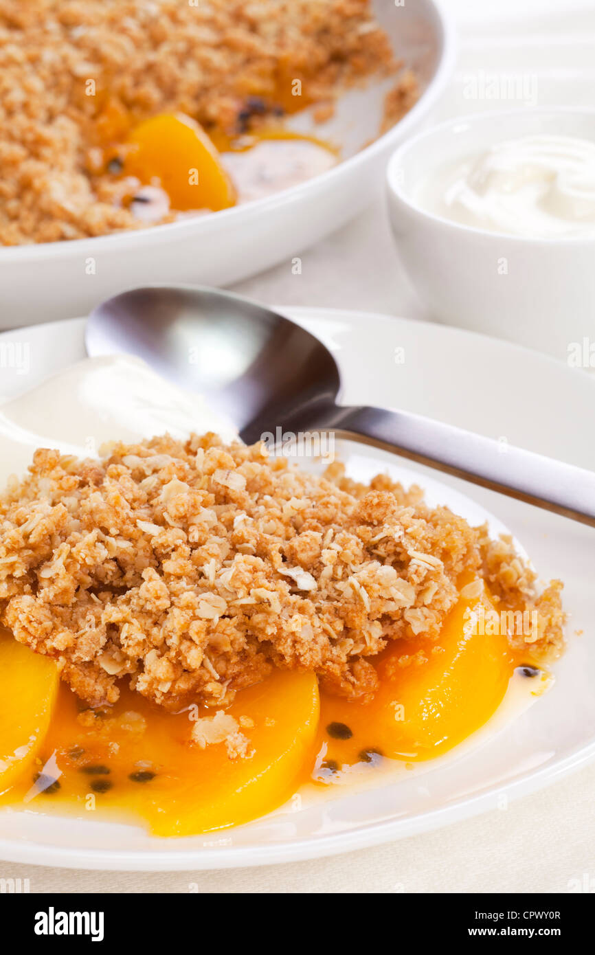 Eine ungewöhnliche Obst crumble mit Pfirsich und Maracuja. Die Streusel ...
