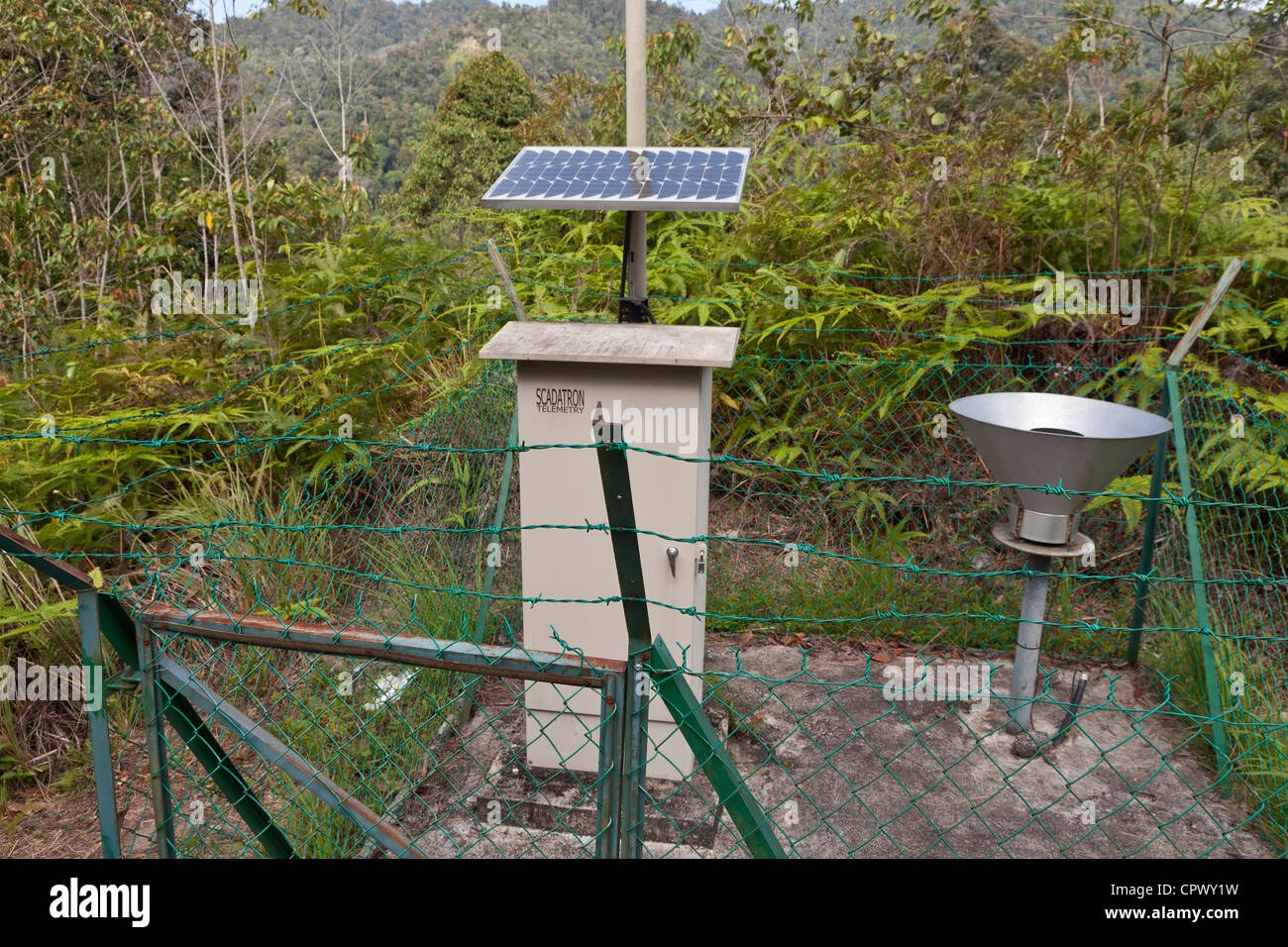 Solarbetriebene Hügel-Telemetrie-Station, Regenmesser, Wetterstation, Genting Highlands, Malaysia Stockfoto