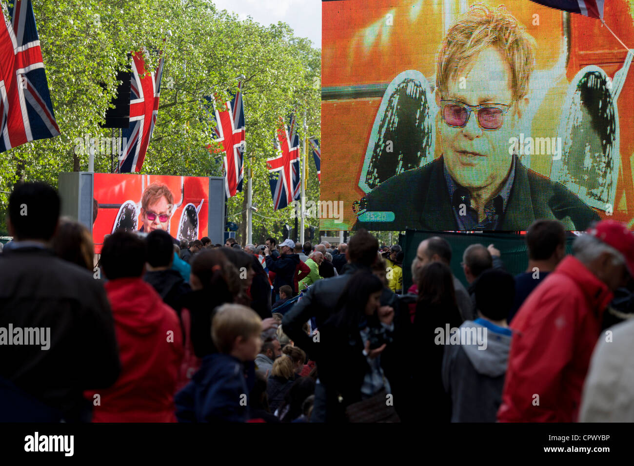 Sir Elton John führt die Königin Diamond Jubilee Konzert Wochen vor die Olympischen Spielen nach London zu kommen. Die UK-Zahnräder genießt ein Wochenende und im Sommer der patriotischen Eifer wie ihre Monarch feiert 60 Jahre auf dem Thron. In ganz Großbritannien schmücken Fahnen und Union Jack Girlanden Städte und Dörfer. Stockfoto