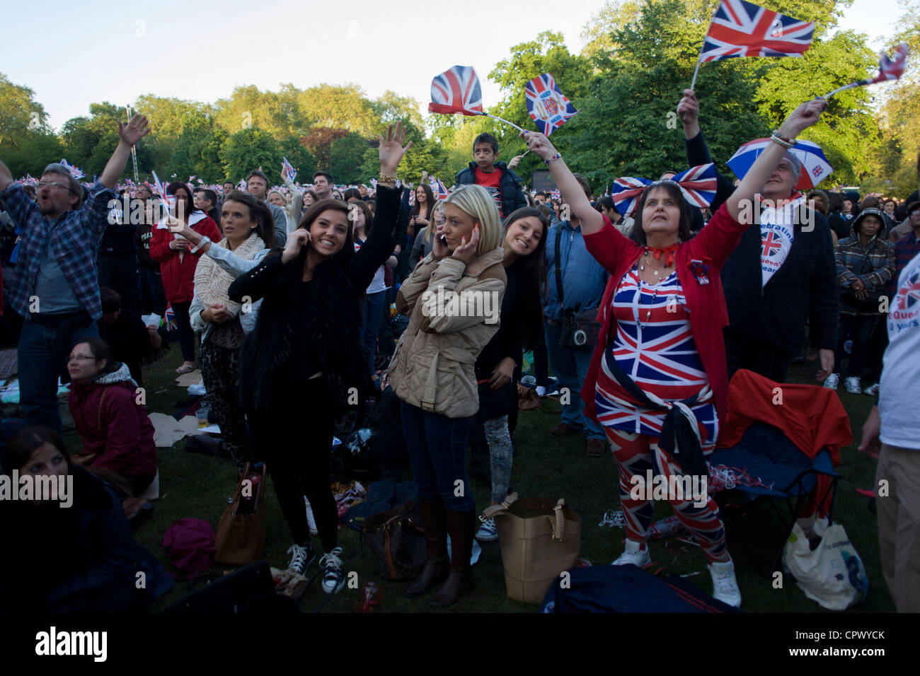 Monarchisten feiern ihre Königin Diamond Jubilee Wochen vor die Olympischen Spielen nach London zu kommen. Die UK-Zahnräder genießt ein Wochenende und im Sommer der patriotischen Eifer wie ihre Monarch feiert 60 Jahre auf dem Thron. In ganz Großbritannien schmücken Fahnen und Union Jack Girlanden Städte und Dörfer. Stockfoto