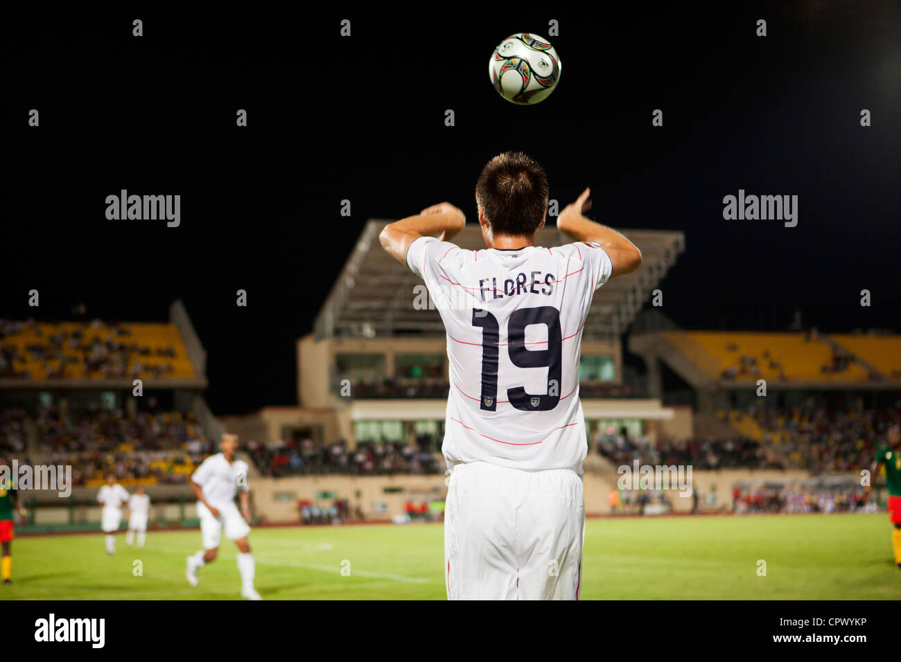 SUEZ, ÄGYPTEN – 29. SEPTEMBER: Jorge Flores aus den Vereinigten Staaten wirft den Ball beim Fußball-Spiel der FIFA U-20-Weltmeisterschaft gegen Kamerun im Mubarak-Stadion am 29. September 2009 in Suez, Ägypten. Nur redaktionelle Verwendung. Kommerzielle Nutzung verboten. (Foto: Jonathan Paul Larsen / Diadem Images) Stockfoto