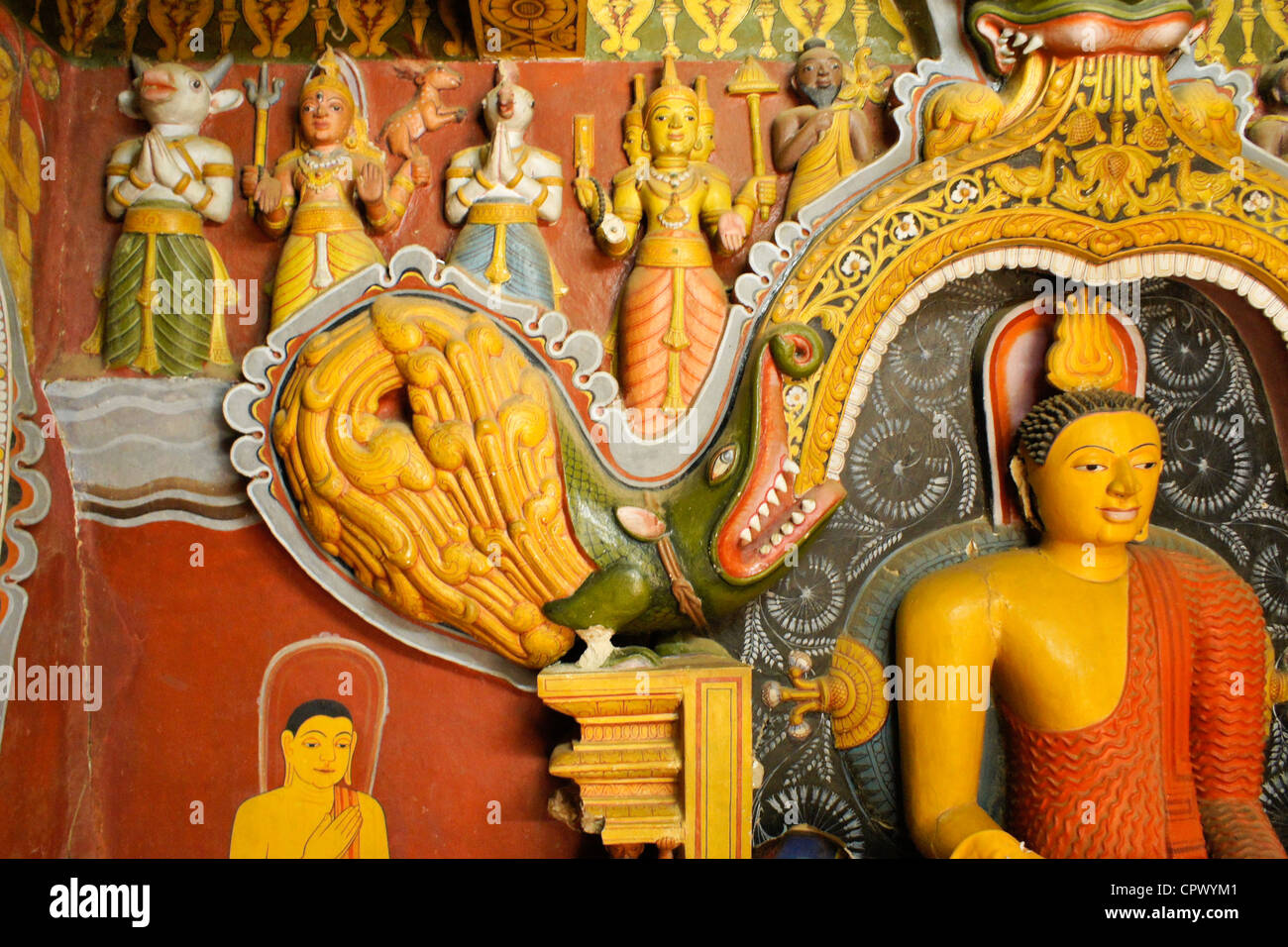 Bilder in buddhistischen Schrein in Embekka Devale Hindu-Tempel, Kandy, Sri Lanka Stockfoto