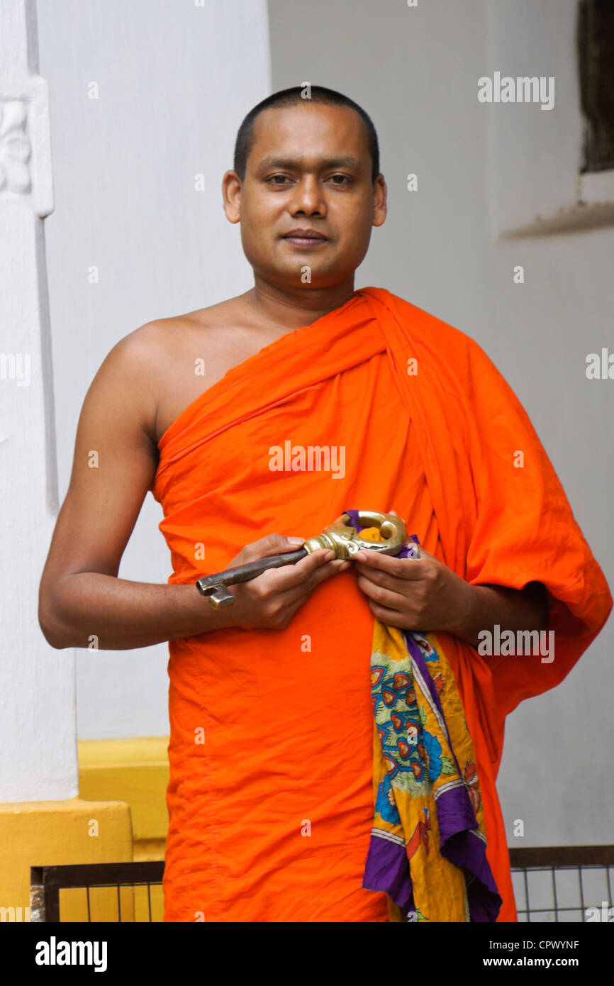 Buddhistischer Mönch im Kloster Asigiriya Maha Vihara, Kandy, Sri Lanka ...
