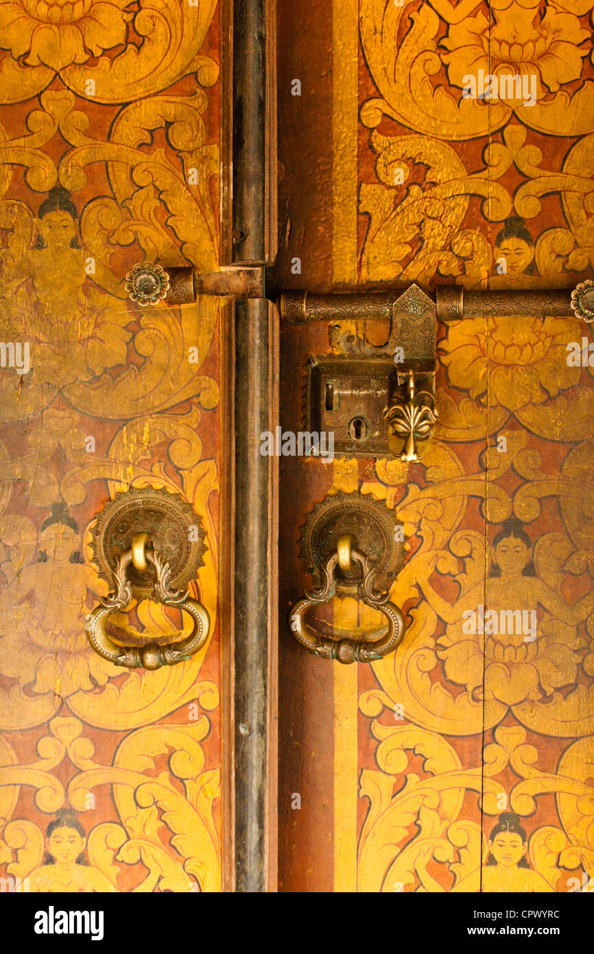 Bemalten Türen im Asigiriya Maha Vihara Kloster, Kandy, Sri Lanka Stockfoto