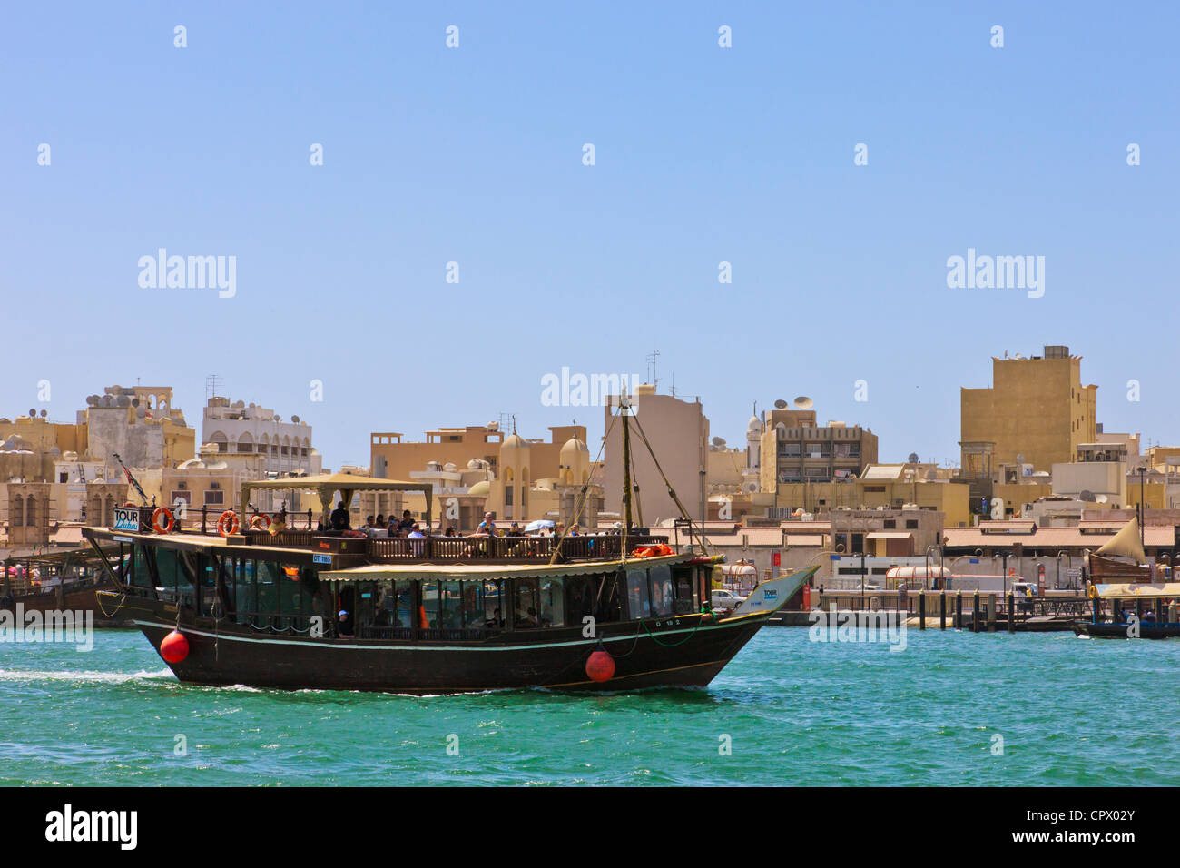 Fähre auf Khor Dubai (Dubai Creek), Dubai, Vereinigte Arabische Emirate Stockfoto