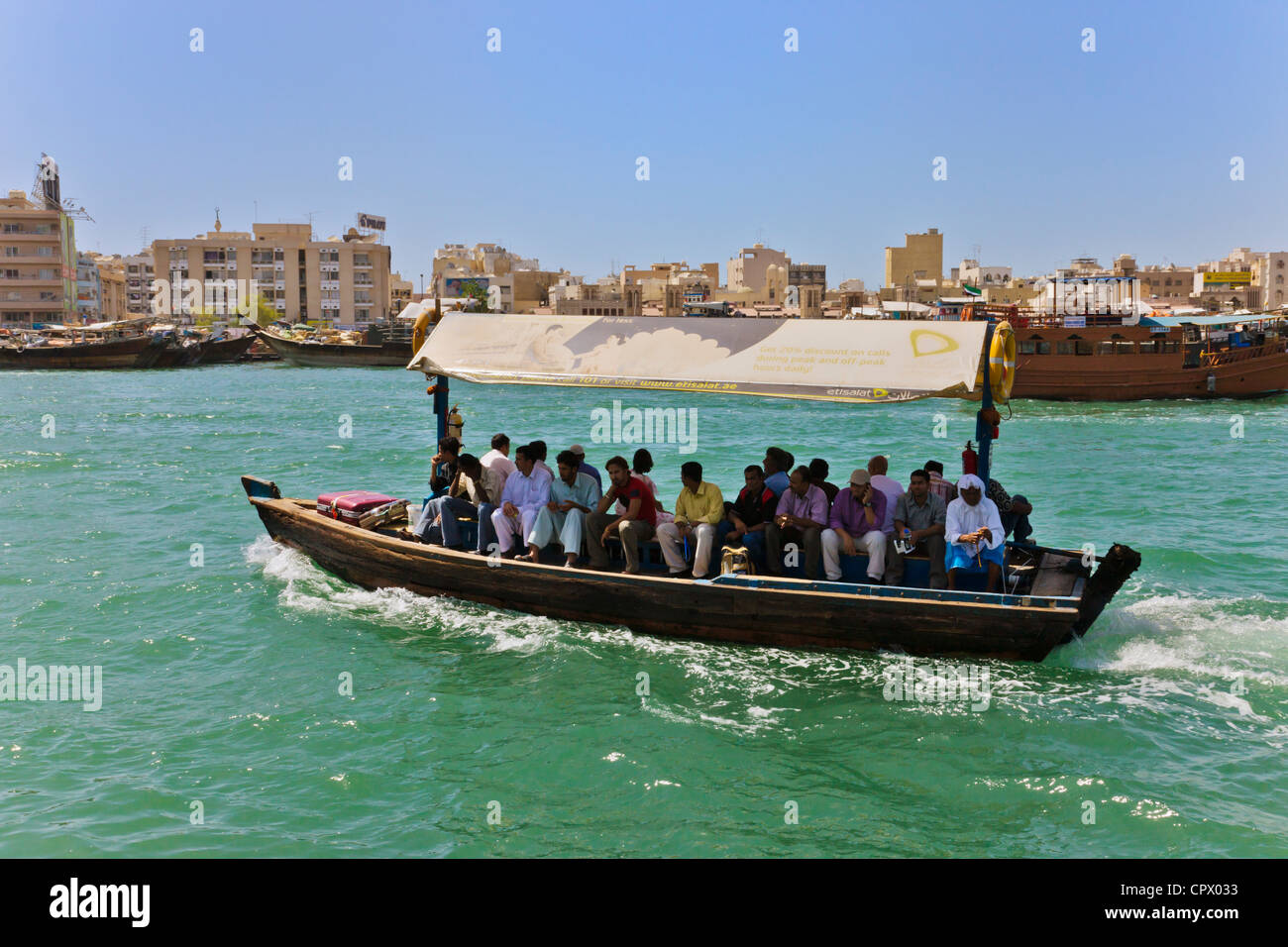 Fähre auf Khor Dubai (Dubai Creek), Dubai, Vereinigte Arabische Emirate Stockfoto