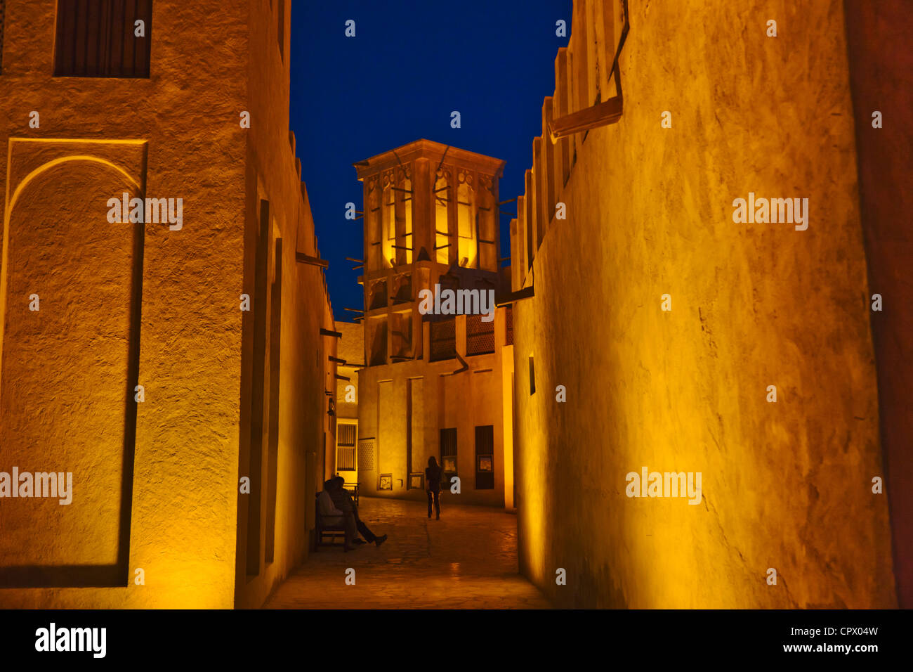 Nachtansicht von traditionellen Häusern, Wind im Bastakia Viertel, Altstadt, Dubai, Vereinigte Arabische Emirate Stockfoto