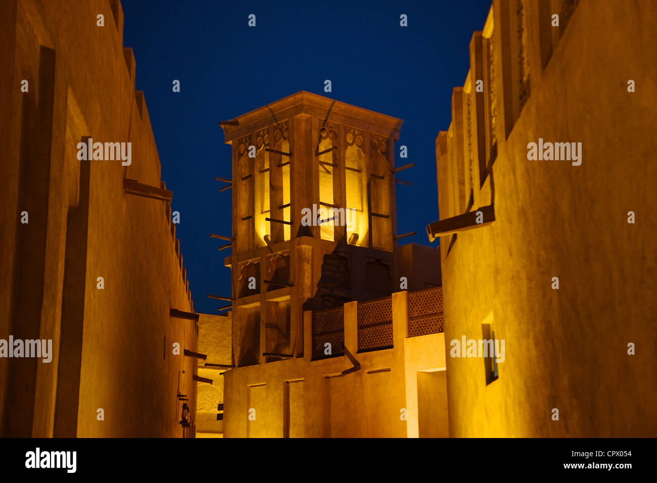 Nachtansicht von traditionellen Häusern, Wind im Bastakia Viertel, Altstadt, Dubai, Vereinigte Arabische Emirate Stockfoto
