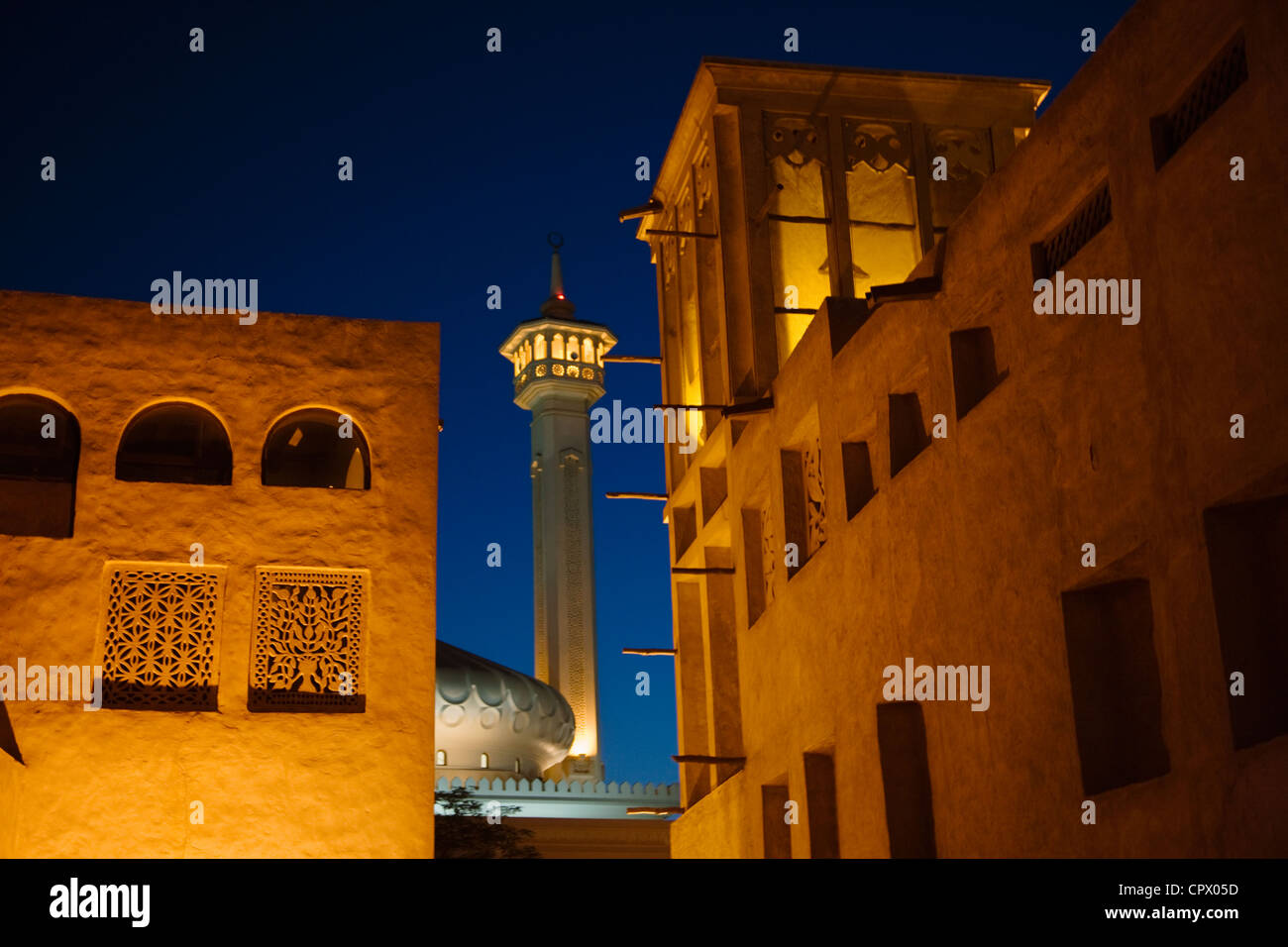 Nachtansicht von traditionellen Häusern, Wind im Bastakia Viertel, Altstadt, Dubai, Vereinigte Arabische Emirate Stockfoto