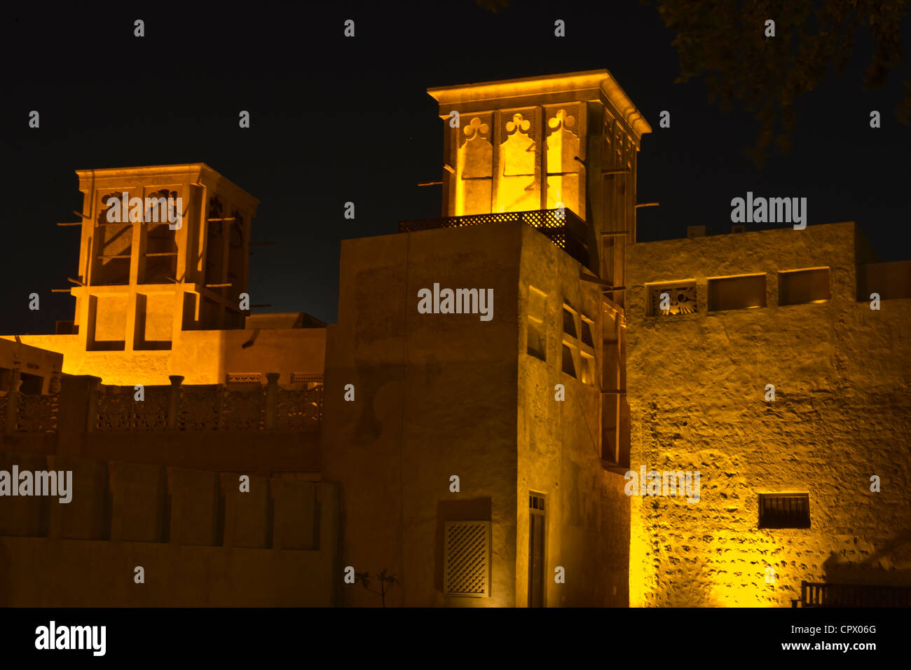 Nachtansicht von traditionellen Häusern, Wind im Bastakia Viertel, Altstadt, Dubai, Vereinigte Arabische Emirate Stockfoto