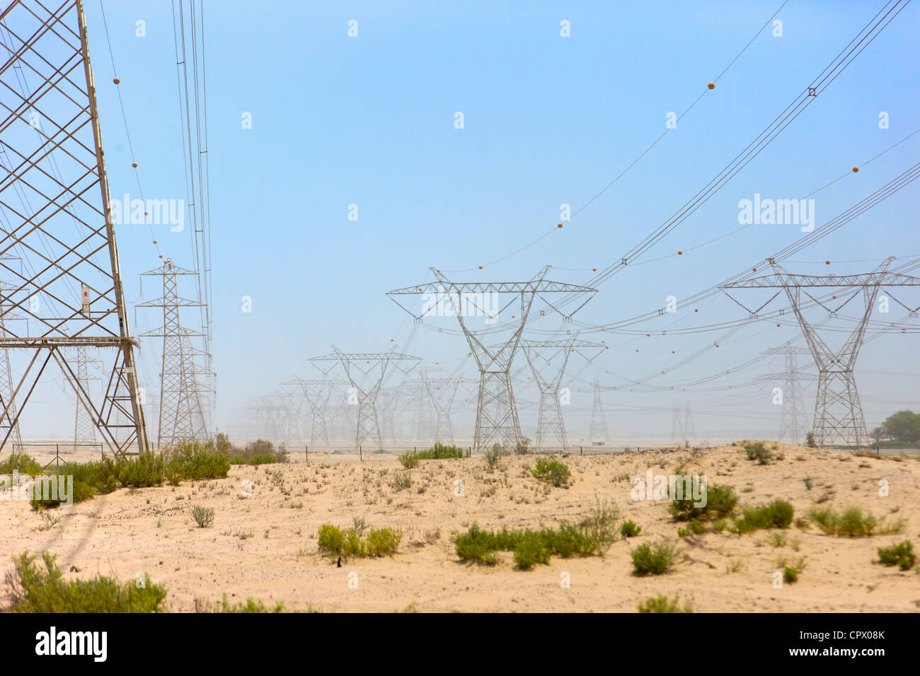 Stromleitungen in der Wüste, Dubai, Vereinigte Arabische Emirate Stockfoto