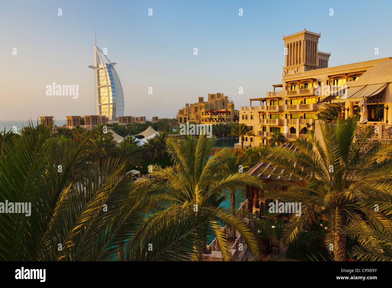 Moderne Burj Al Arab Hotel und traditionelle Wind House, Dubai, Vereinigte Arabische Emirate Stockfoto