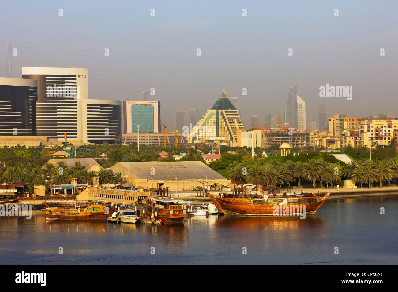 Skyline und Boote entlang der Khor Dubai (Dubai Creek), Dubai, Vereinigte Arabische Emirate Stockfoto