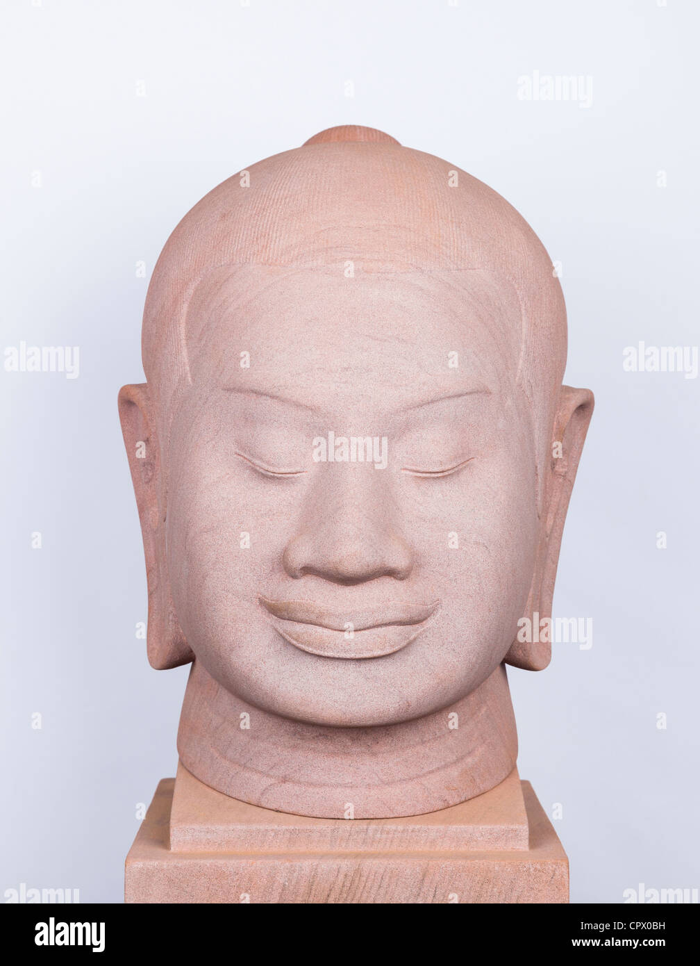 Sandstein-Kopf des Khmer König Jayavarman VII vor weißem Hintergrund - Provinz Siem Reap, Kambodscha Stockfoto