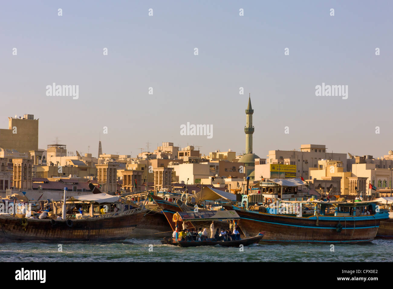 Fähren und Skyline entlang Khor Dubai (Dubai Creek), Dubai, Vereinigte Arabische Emirate Stockfoto