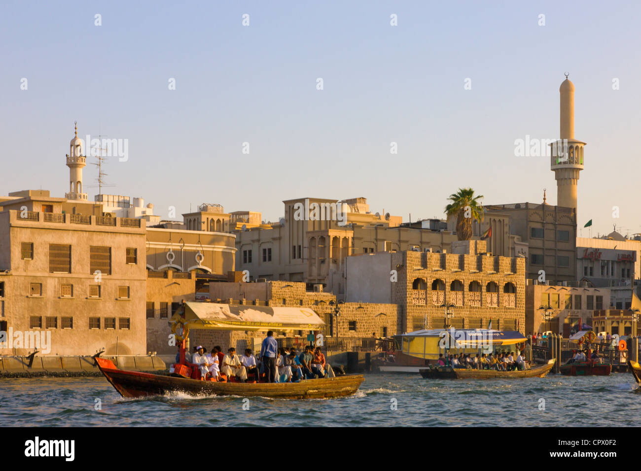 Traditionelles Haus entlang Khor Dubai (Dubai Creek), Dubai, Vereinigte Arabische Emirate, Dubai, Vereinigte Arabische Emirate Stockfoto