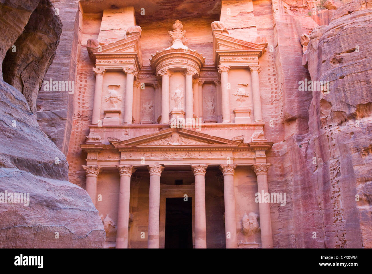 Fassade des Treasury (Al Khazneh), Petra, Jordanien (UNESCO-Weltkulturerbe) Stockfoto