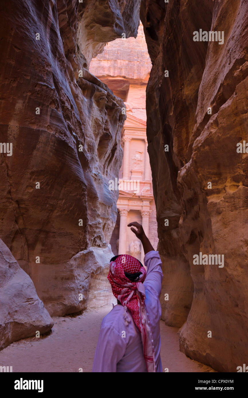 Arabische Mann in Al-Siq führt zu Facade of Treasury (Al Khazneh), Petra, Jordanien (UNESCO-Weltkulturerbe) Stockfoto