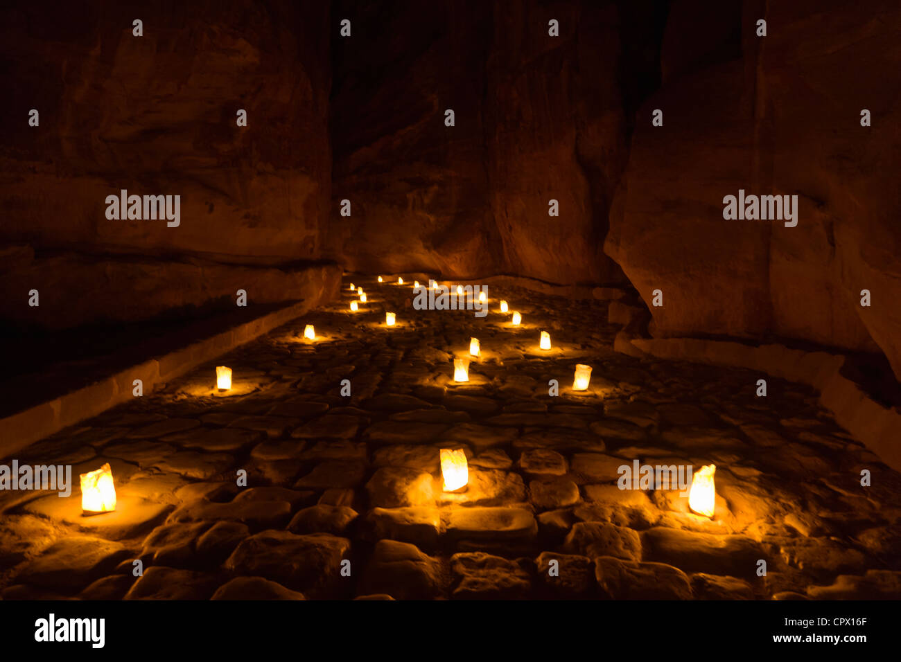 Nachtansicht der Kerzen brennen entlang Al-Siq, Petra, Jordanien (UNESCO-Weltkulturerbe) Stockfoto