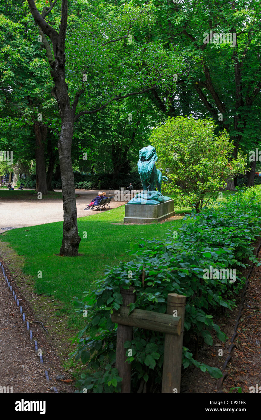 Löwenstatue und den Jardin du Luxembourg, Paris. Bronze-Le Lion de Nubie et sa Proie von Auguste Cain, 1822-1894. Stockfoto