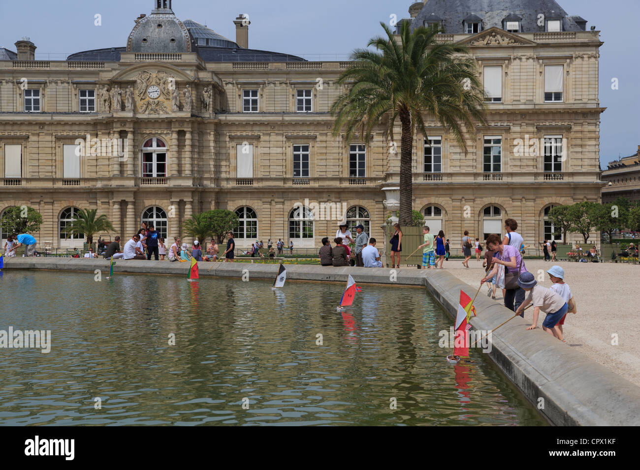 Jardin du Luxembourg, Paris. Modell-Segelboote auf dem Grand Bassin mit dem Palais du Luxembourg, nun den Senat, im Hintergrund Stockfoto