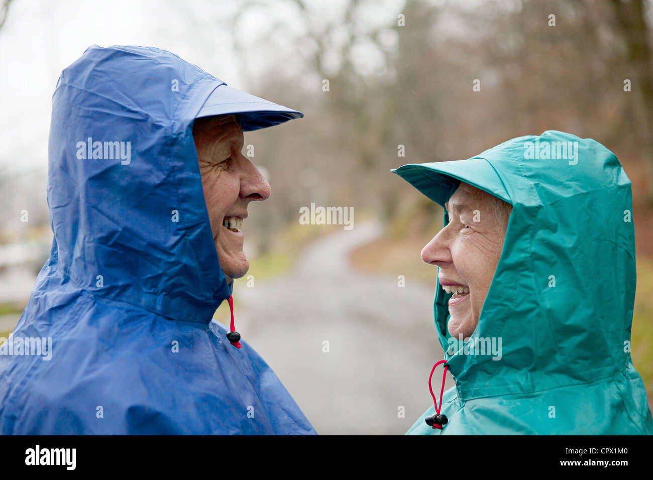 Älteres Paar in wasserdichte Kleidung von Angesicht zu Angesicht Stockfoto