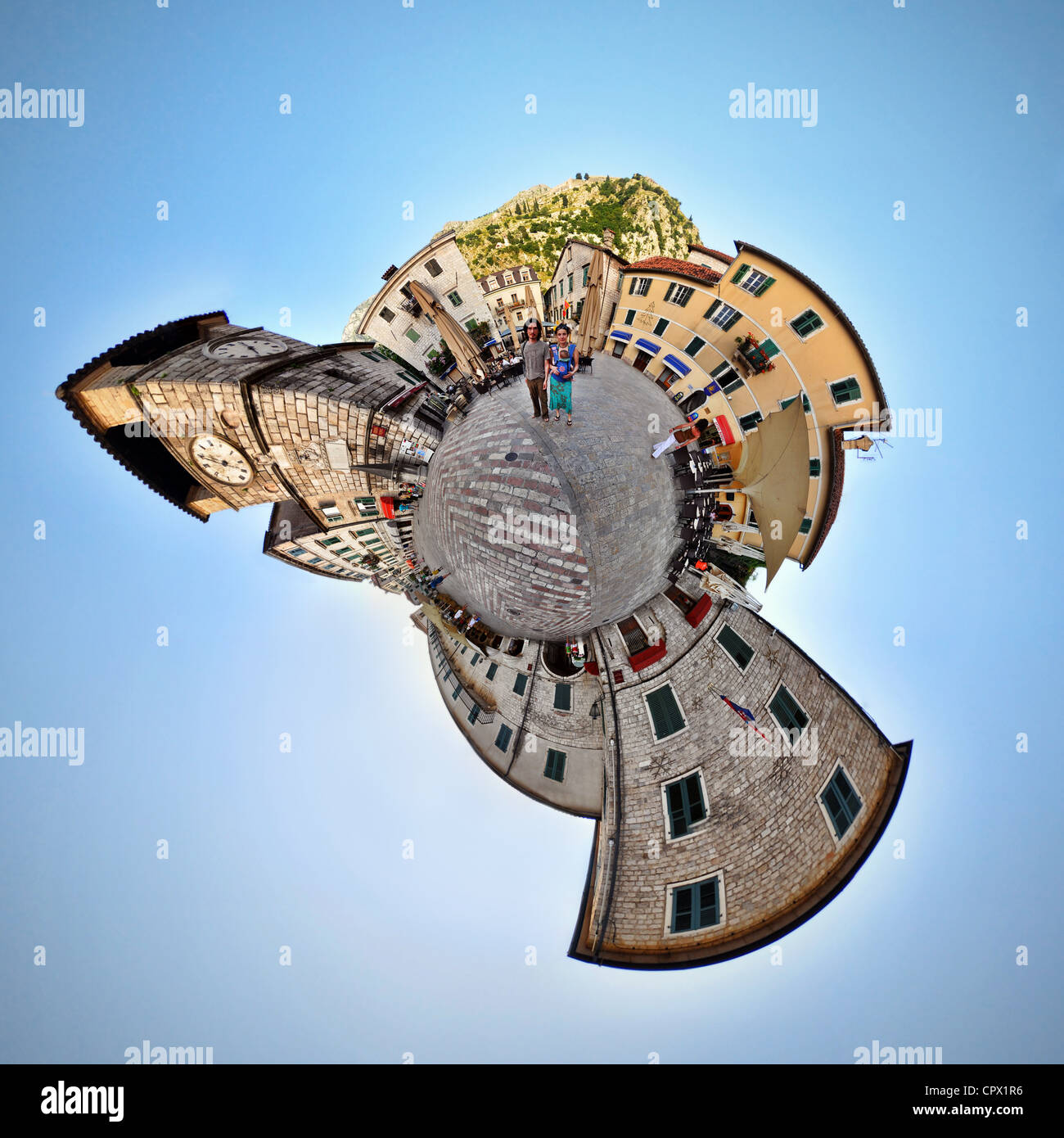 Familie im Urlaub in Kotor, Montenegro, kleine Planeten Effekt Stockfoto