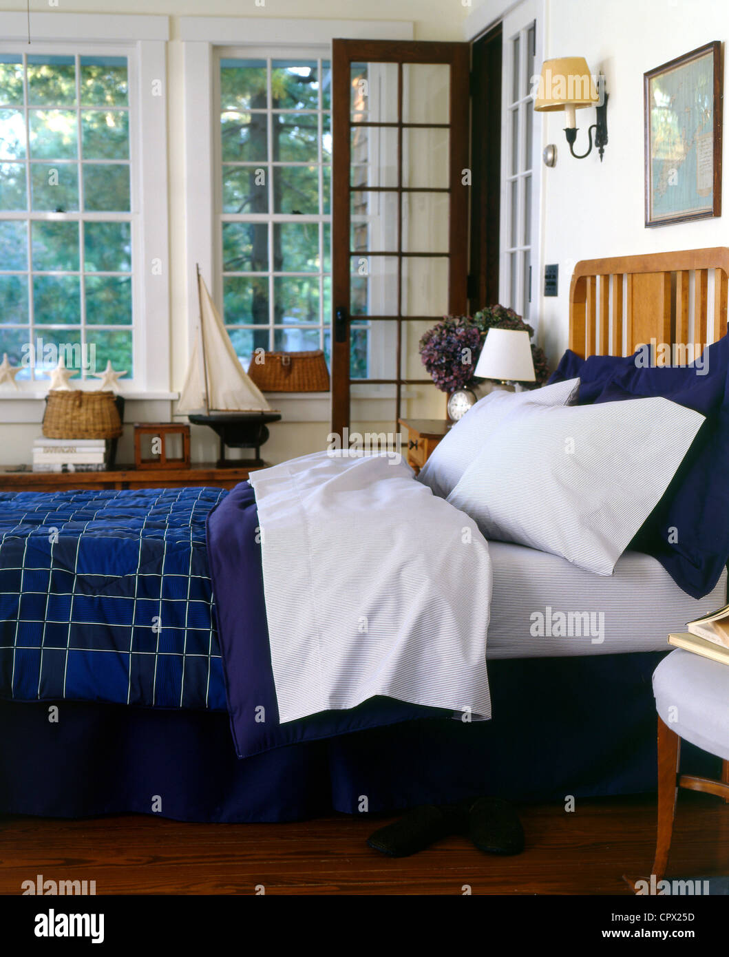 Bett mit blauen Decke im Schlafzimmer Stockfoto