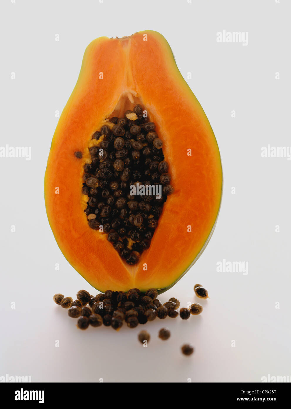 In Scheiben geschnitten Papaya vor weißem Hintergrund Stockfoto