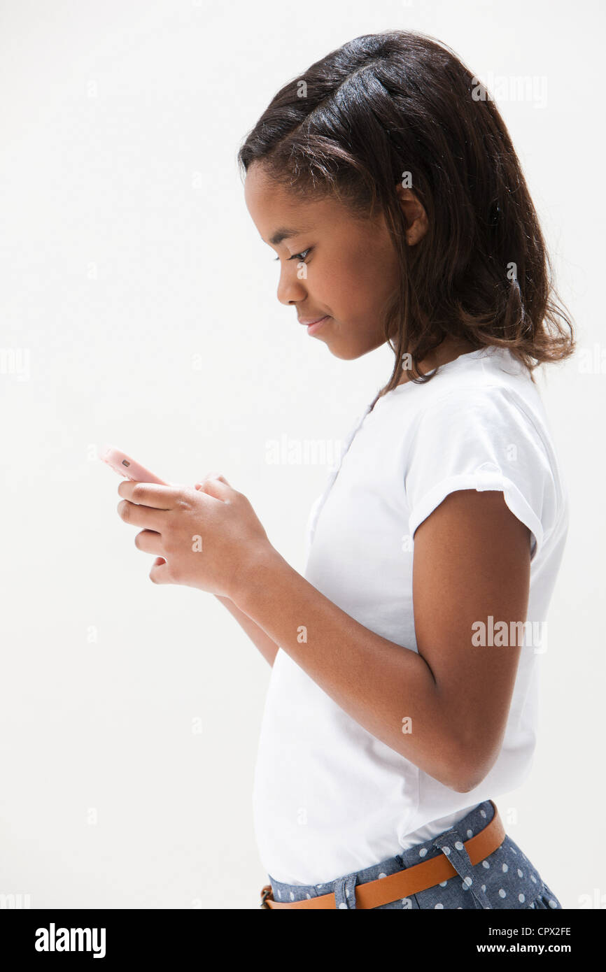 Afroamerikanische Mädchen mit Handy, Studio gedreht Stockfoto