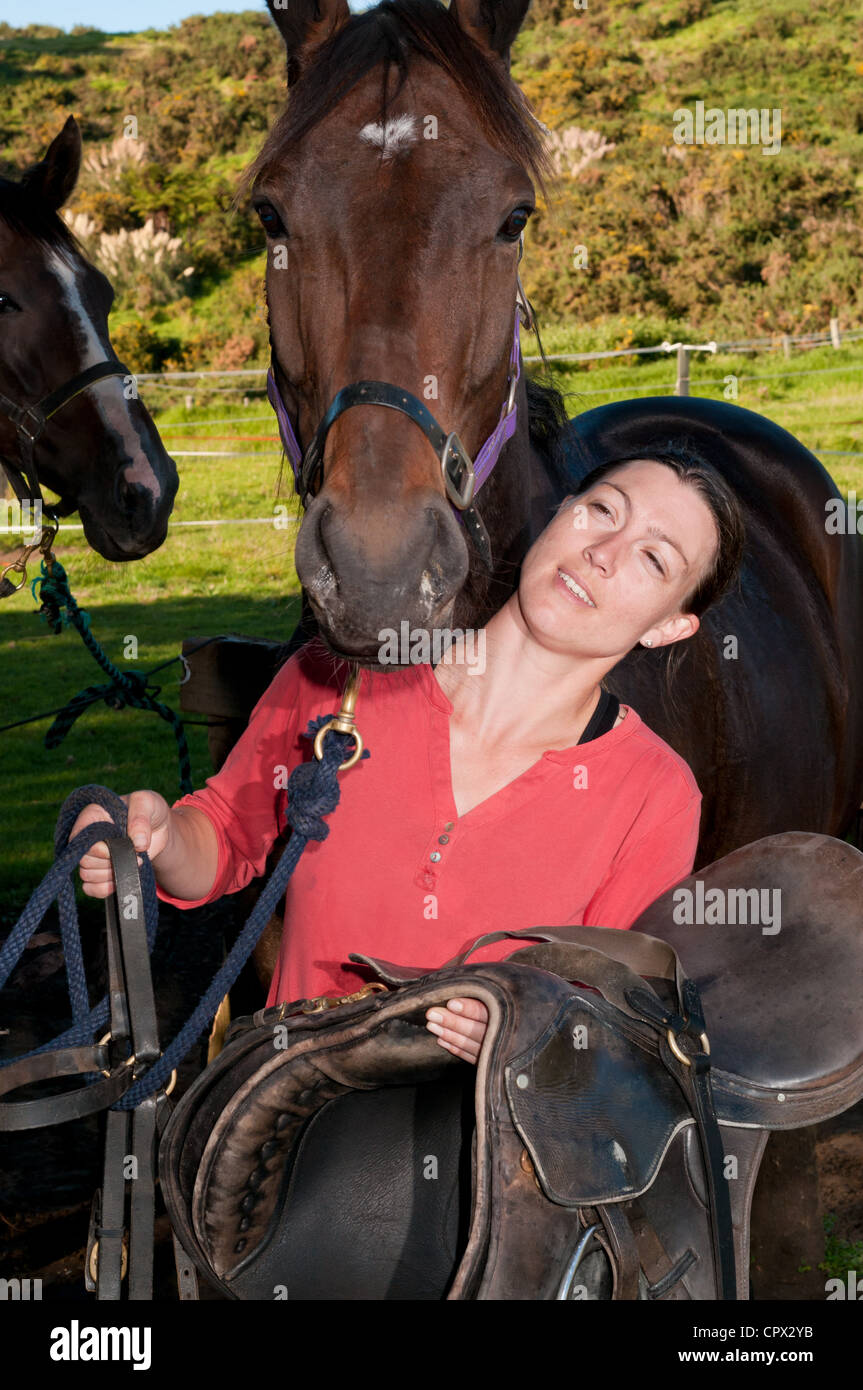 Mitte Erwachsene Frau mit Pferden Stockfoto