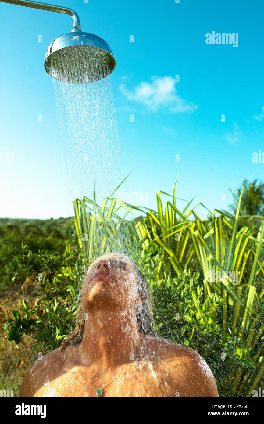 Man genießt kühle Dusche im freien Stockfoto