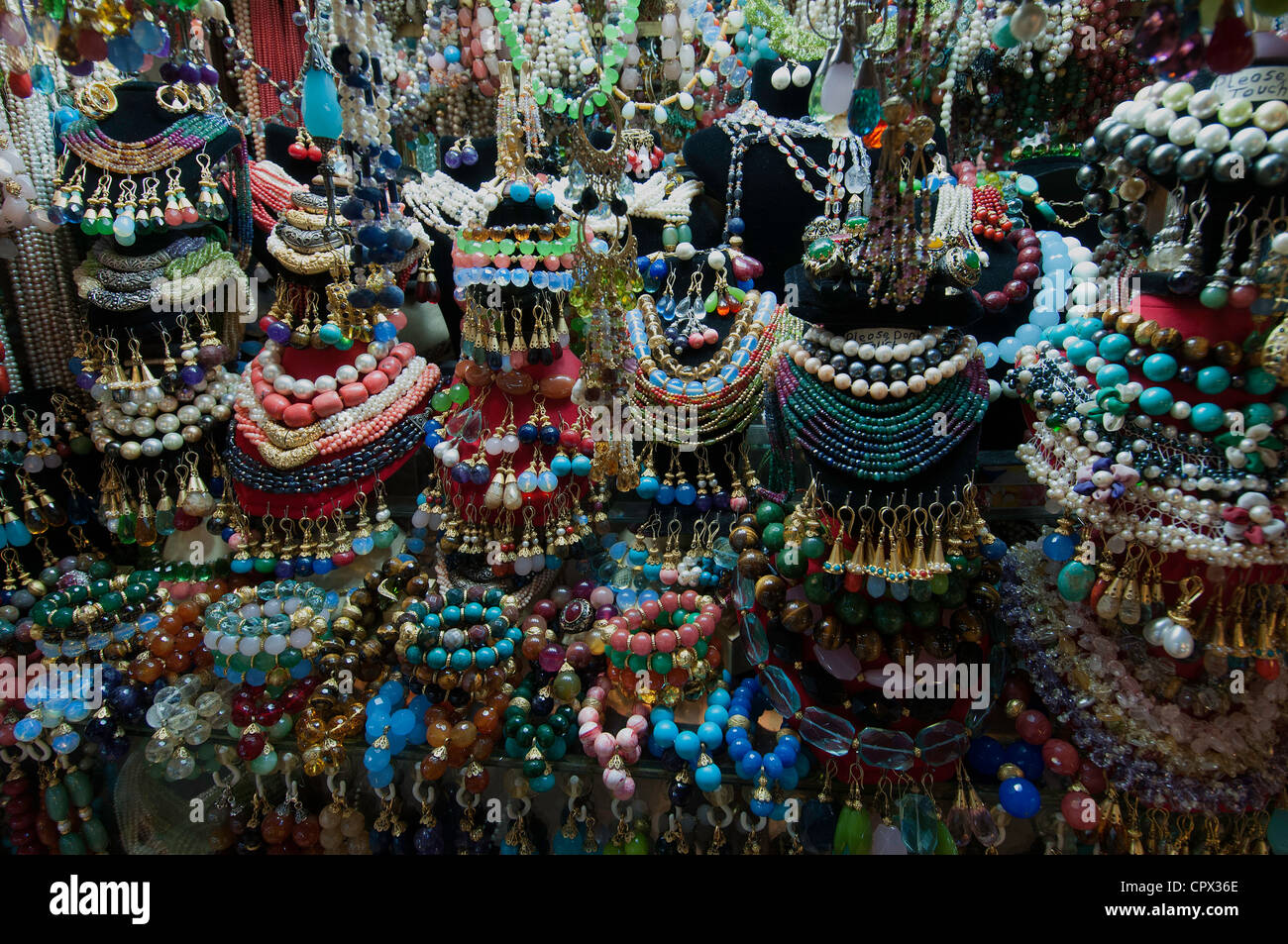 Perlen und Ketten auf Verkauf im überdachten Basar von Istanbul Stockfoto