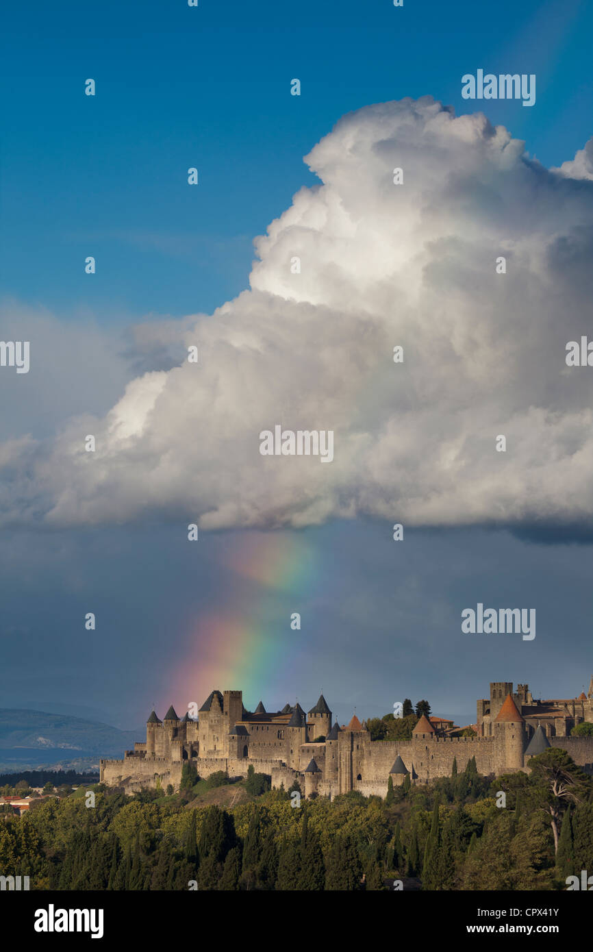 ein Regenbogen über den befestigten Cité von Carcassonne, Languedoc, Frankreich Stockfoto