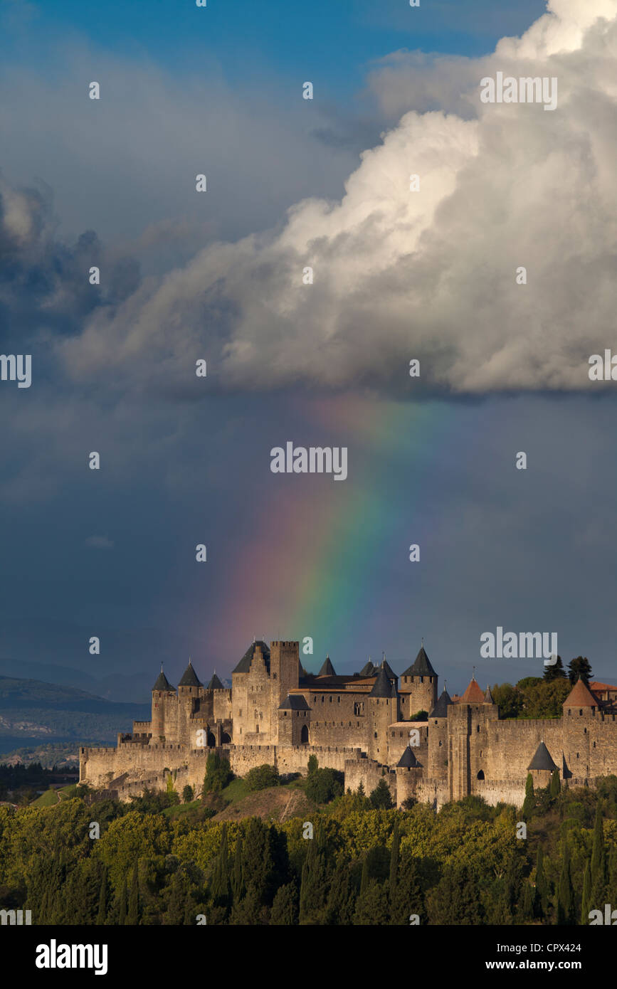 ein Regenbogen über den befestigten Cité von Carcassonne, Languedoc, Frankreich Stockfoto