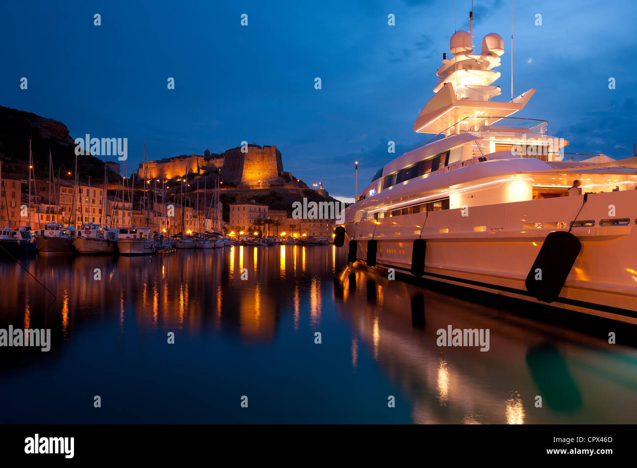 privaten Yacht im Hafen von Bonifacio, Korsika, Frankreich Stockfoto