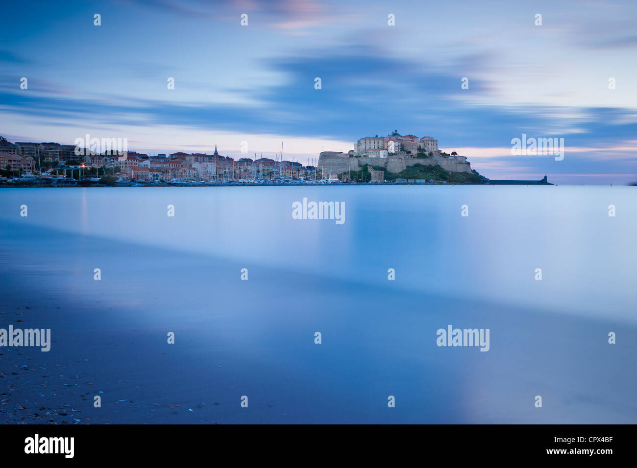 die Citadelle und Altstadt im Morgengrauen, Calvi, Korsika, Frankreich Stockfoto