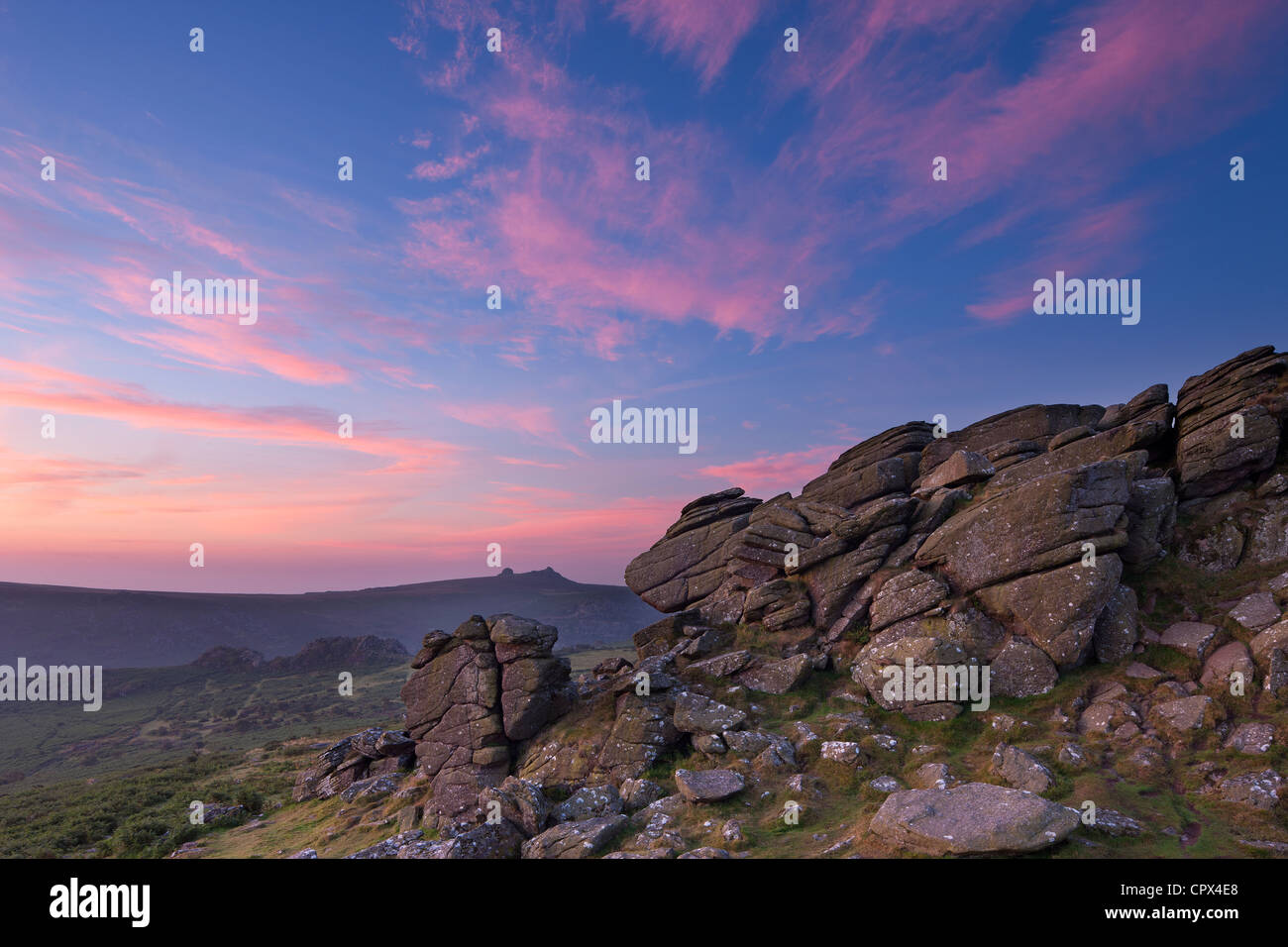 Hound Tor in der Morgendämmerung mit Heu Tor hinaus Dartmoor, Devon, England, UK Stockfoto