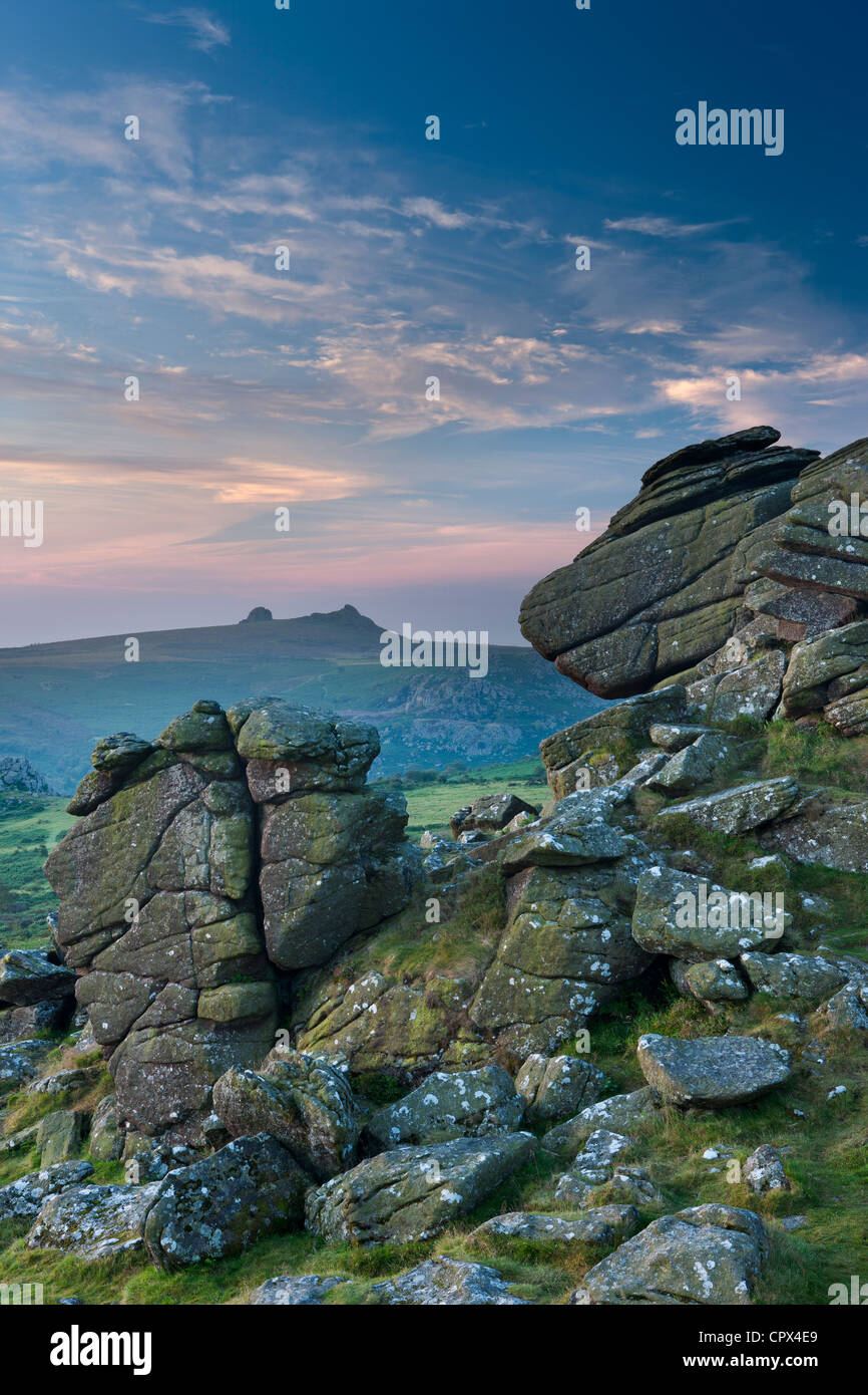 Hound Tor in der Morgendämmerung mit Heu Tor hinaus Dartmoor, Devon, England, UK Stockfoto