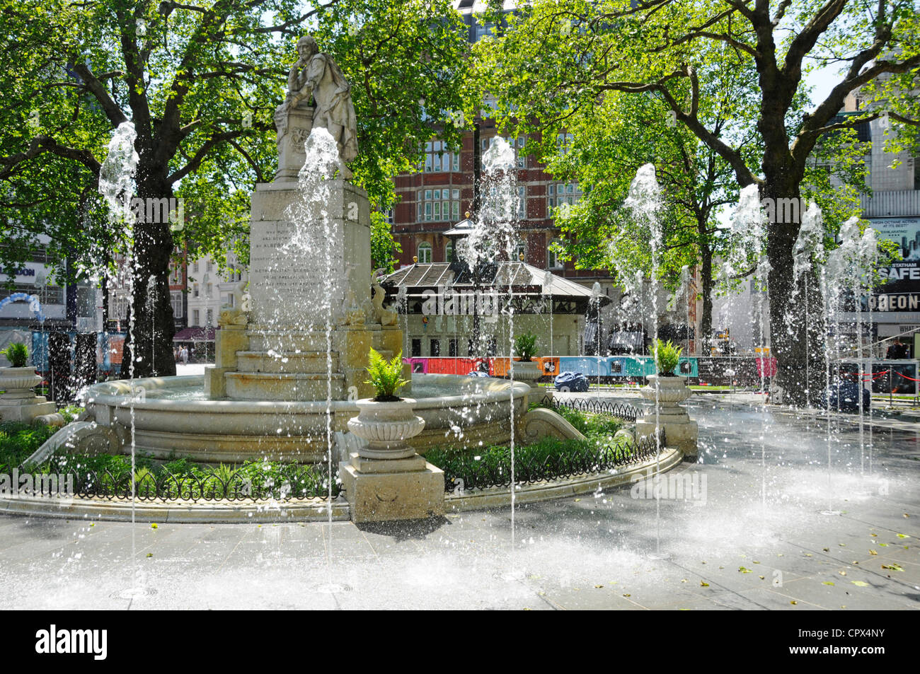 Neue Brunnen in den renovierten Leicester Square Gärten mit William Shakespeare Statue West End London England Stockfoto