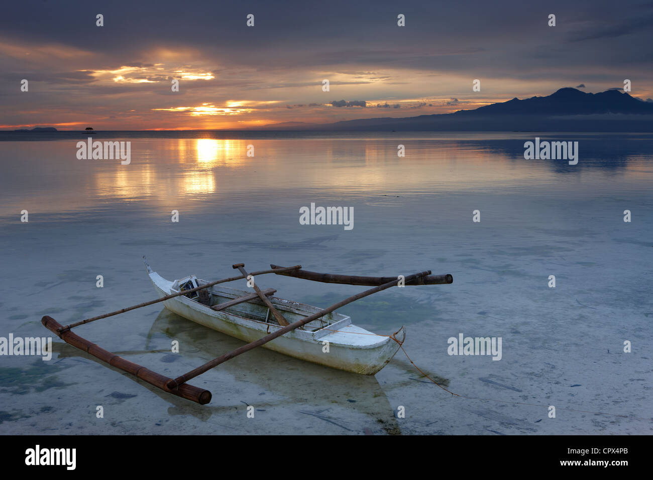 ein Boot am Strand von San Juan in der Abenddämmerung, Siquijor, die Visayas, Philippinen Stockfoto