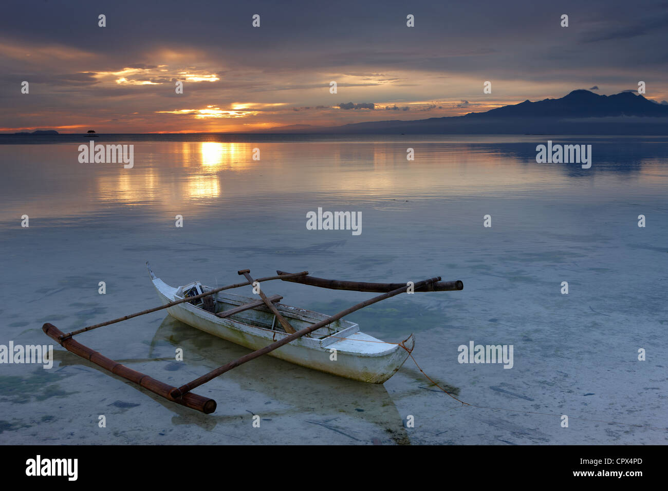 ein Boot am Strand von San Juan in der Abenddämmerung, Siquijor, die Visayas, Philippinen Stockfoto