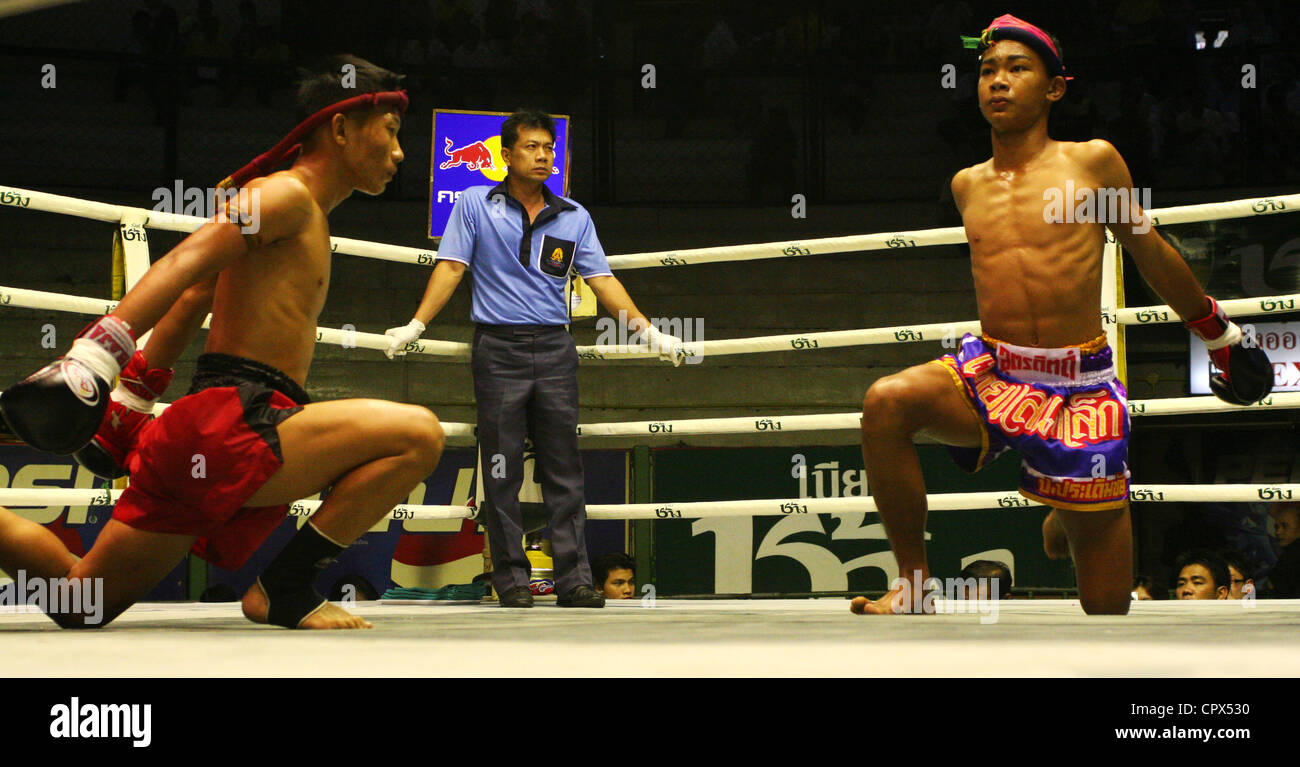 Muay Thai-Boxer in Vorbereitung auf einen Kampf im Rajadamern Stadion in Bangkok, Thailand. Stockfoto